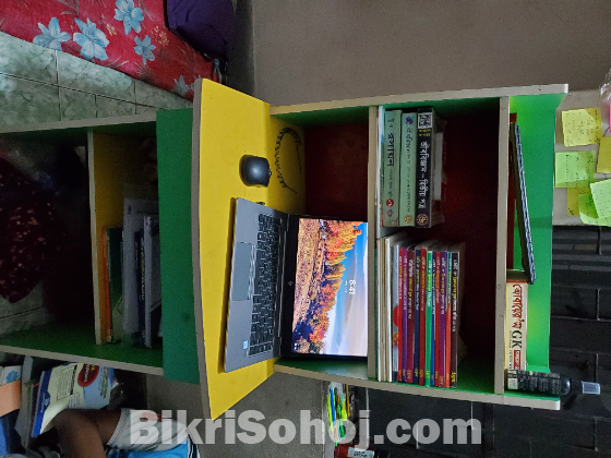 পড়ার টেবিল ও চেয়ার